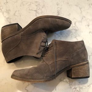 VINCE CAMUTO Tie Lanaia Heel Shoes. 8